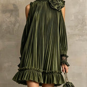 Robe mini plissée vert olive élégante à col montant, ourlet volanté et détail rose