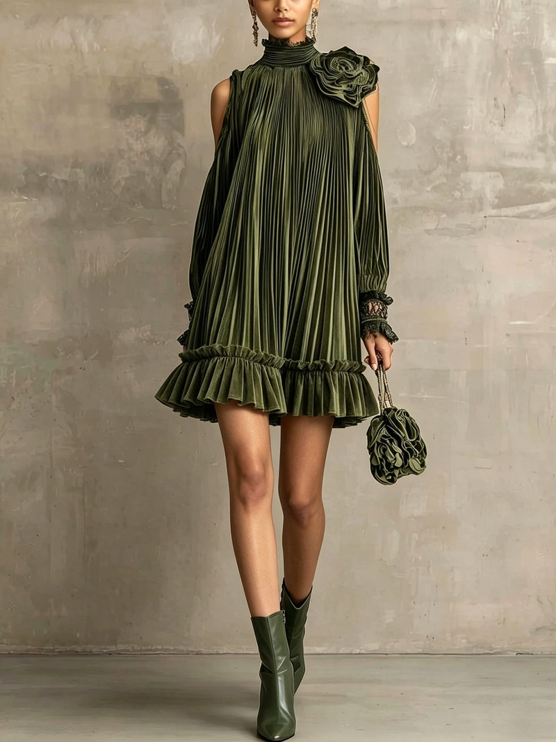 Robe mini plissée vert olive élégante à col montant, ourlet volanté et détail rose