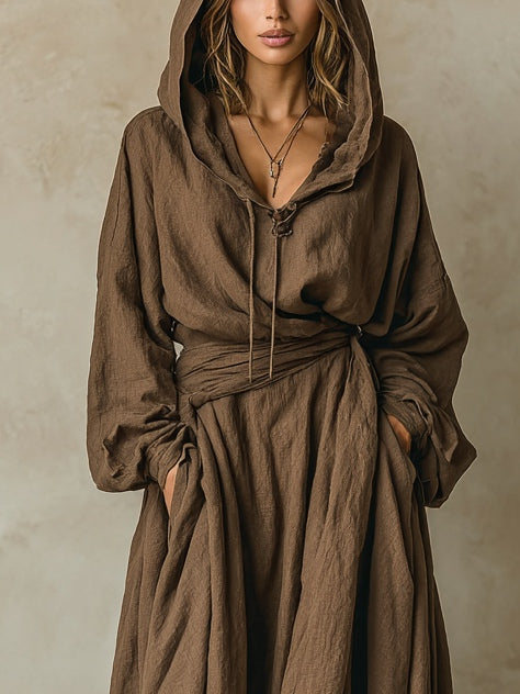 Robe longue marron à capuche ample
