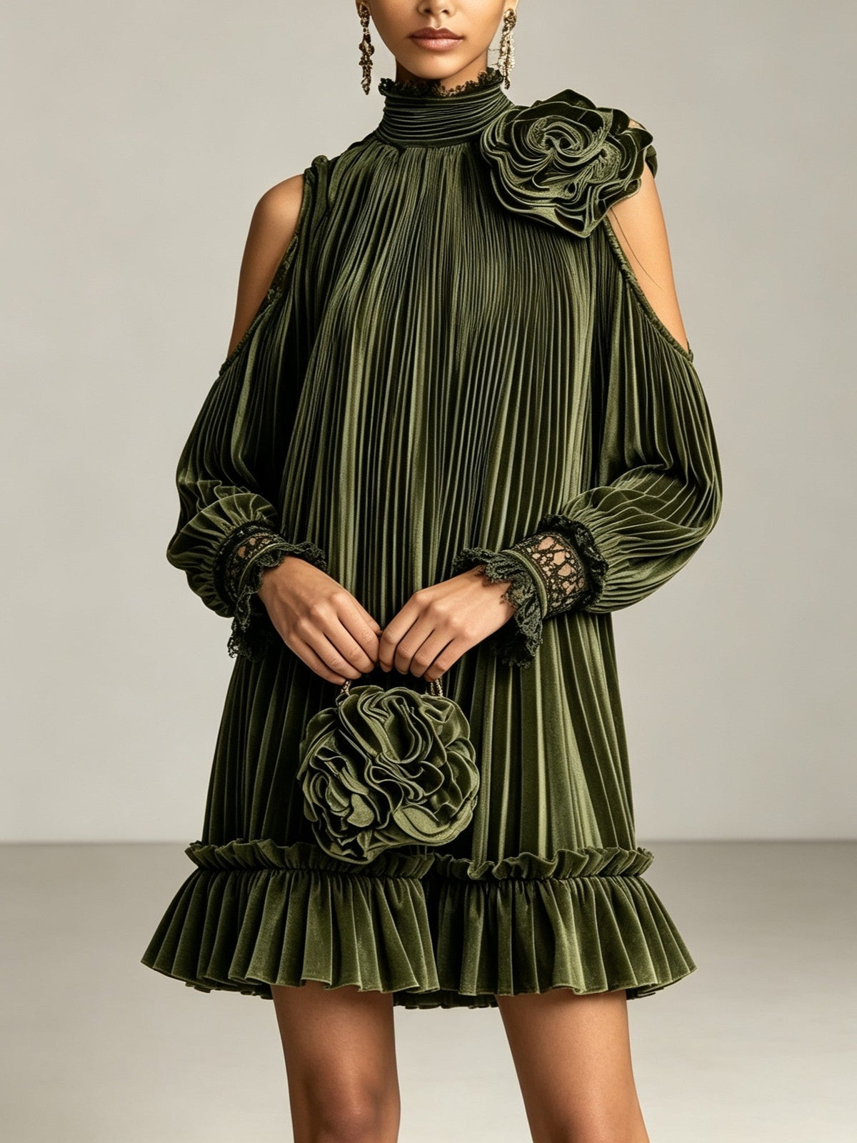 Robe mini plissée vert olive élégante à col montant, ourlet volanté et détail rose