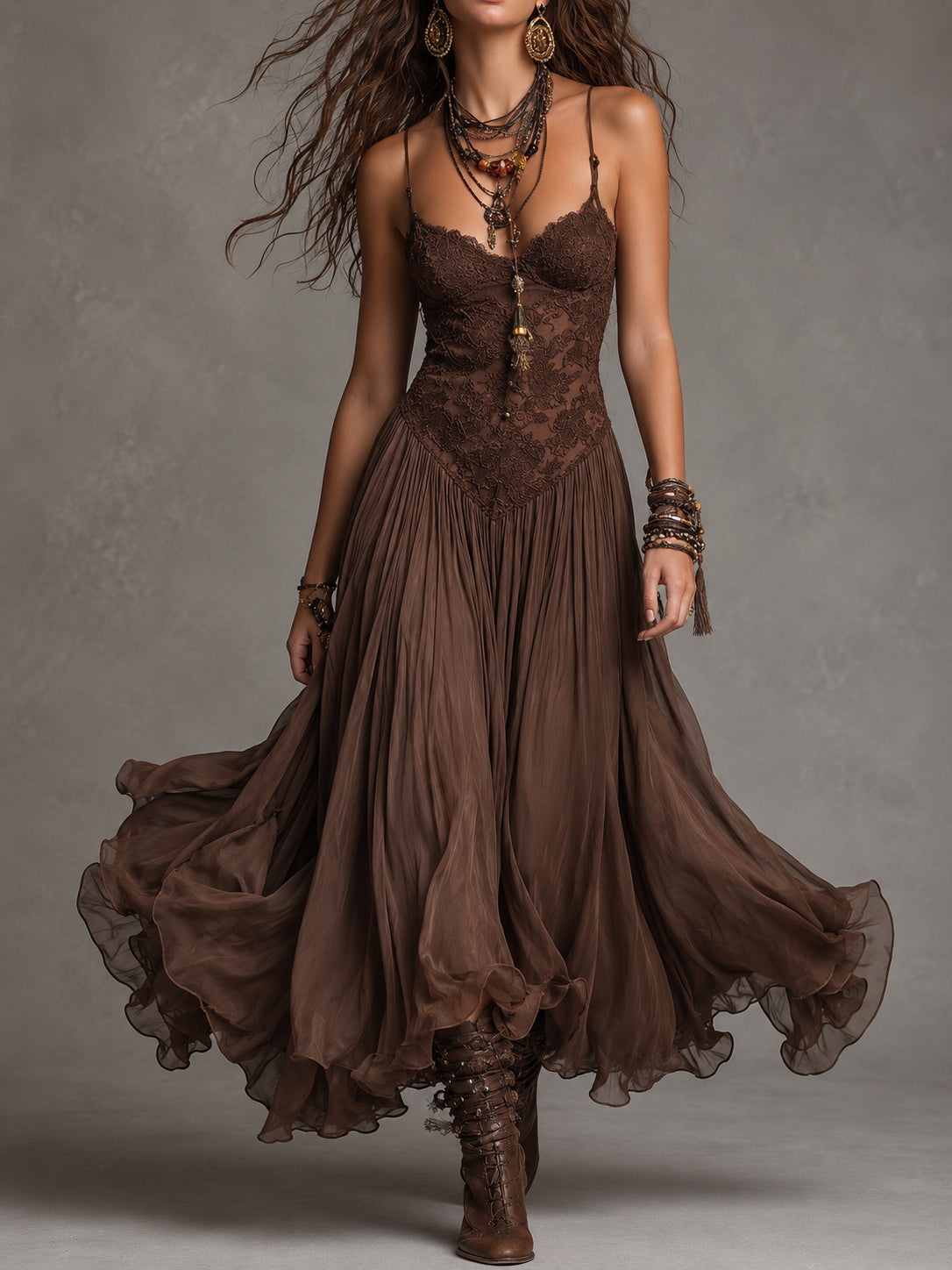 Robe longue en dentelle brun foncé à pans en mousseline