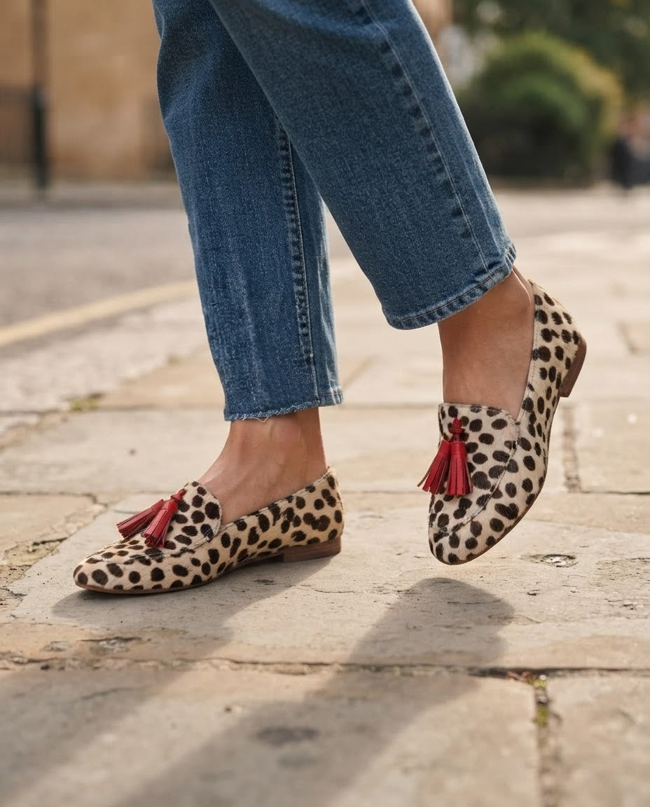 Aurora | Mocassin — Pois crème, Pompons rouges