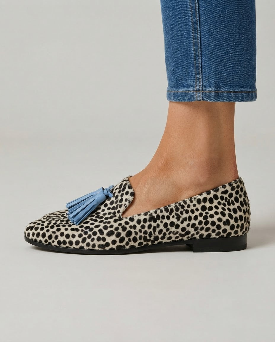 Nadia | Mocassins Léopard noir et blanc avec pompons bleu clair