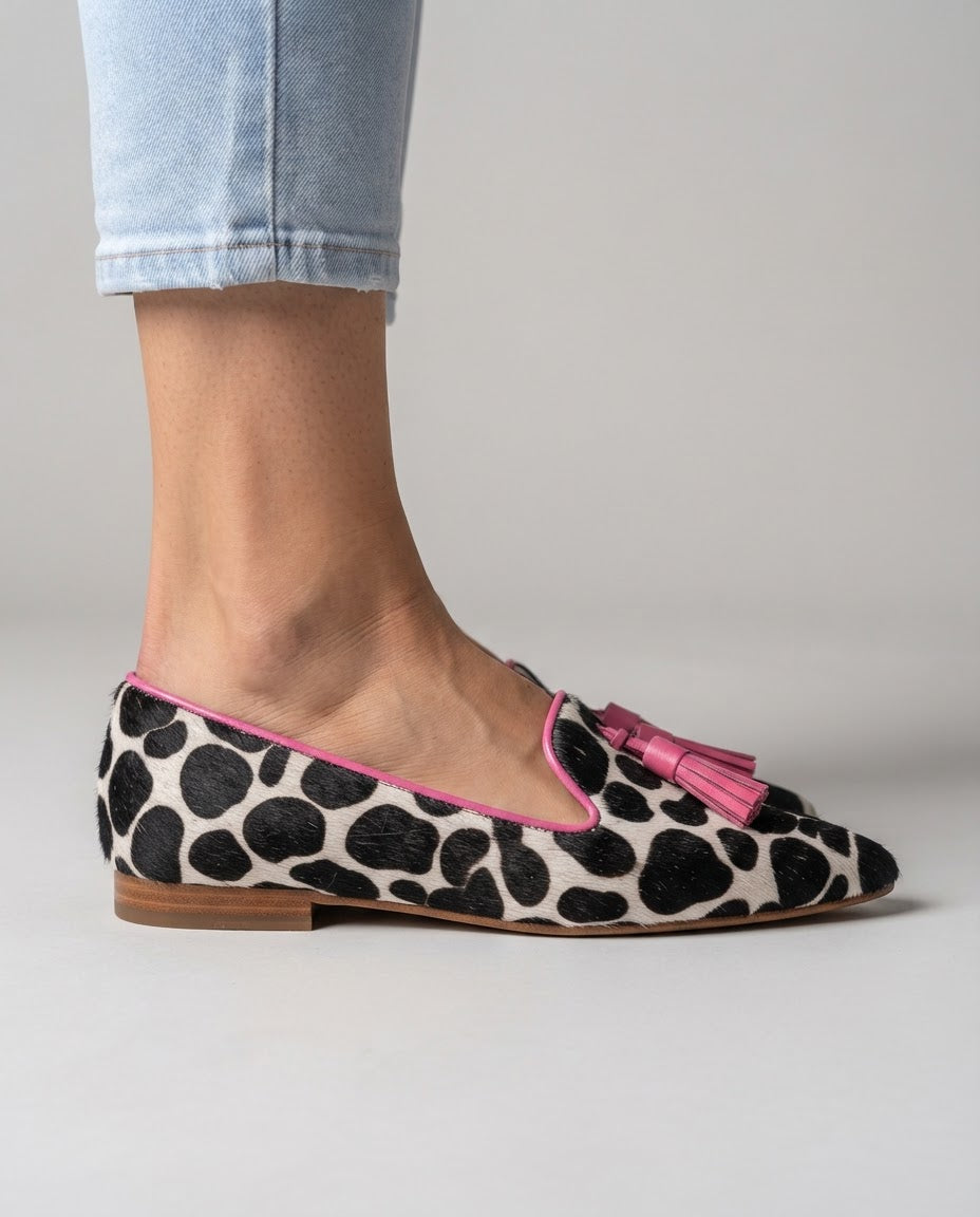 Ginevra Mocassins — Imprimé vache noir et blanc, pompons roses