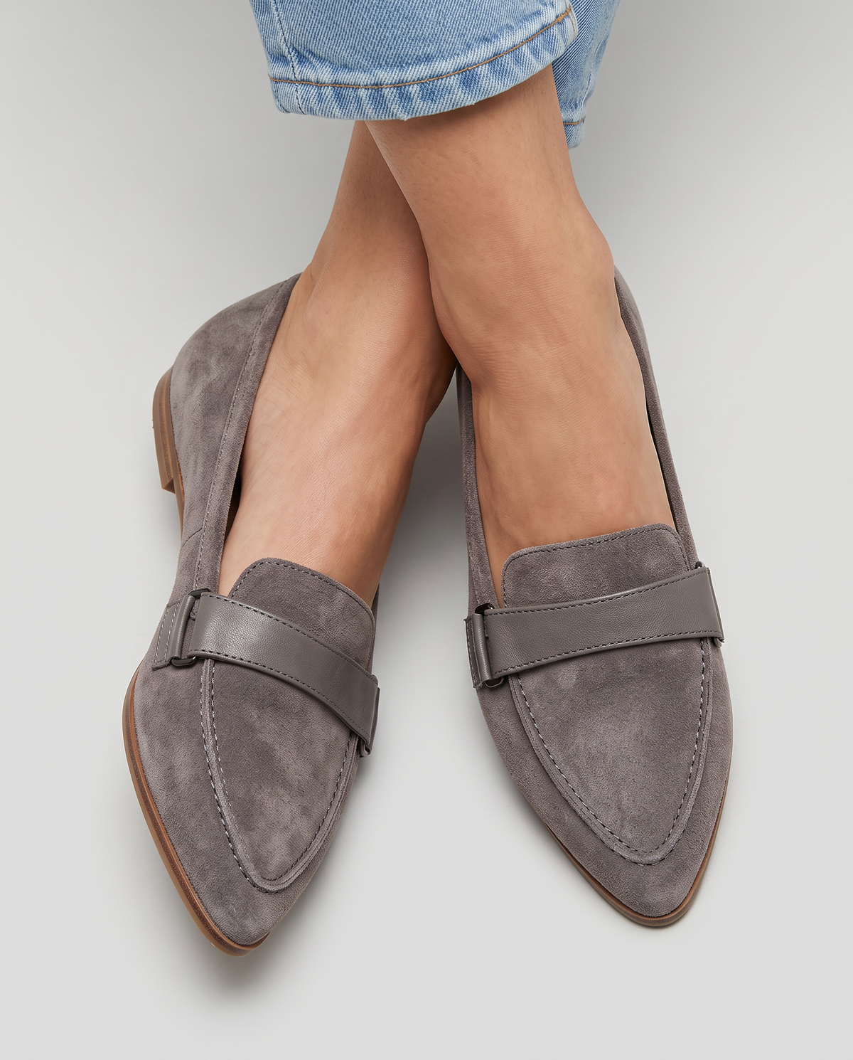 Mocassin pointu à bride sur le cou-de-pied