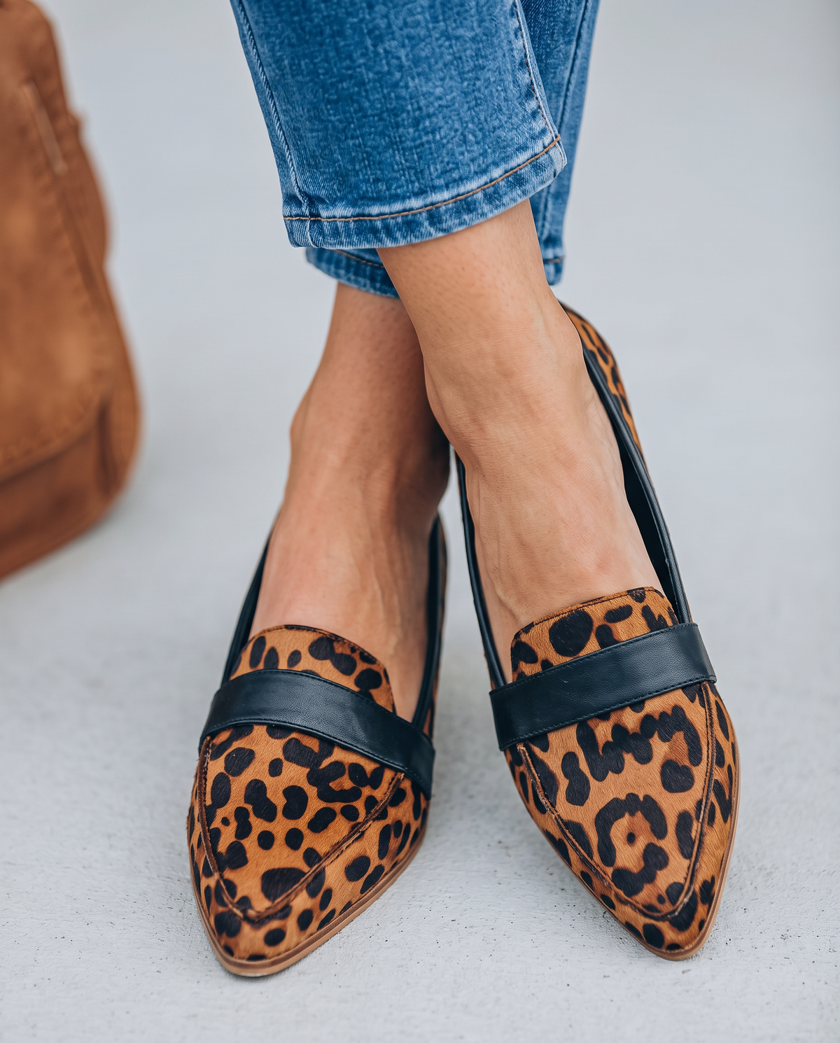 Mocassin pointu à bride sur le cou-de-pied