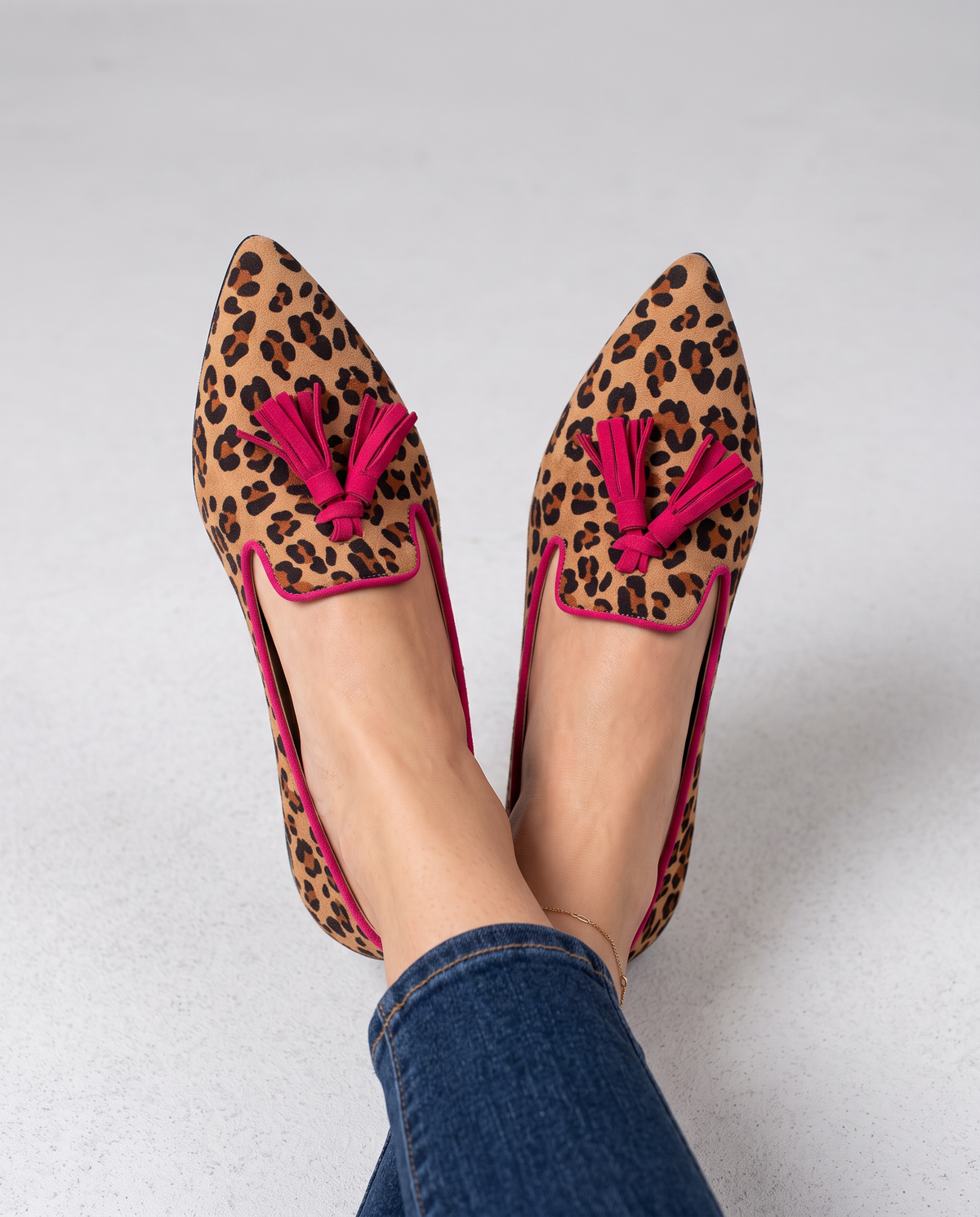 Ginevra Mocassin — Imprimé Léopard en Daim, Glands Fuchsia