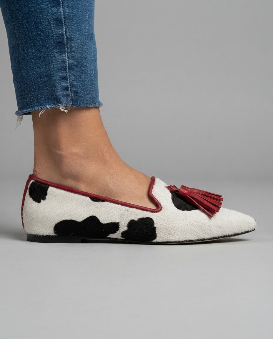 Ginevra Mocassin — Imprimé vache noir et blanc, glands rouges