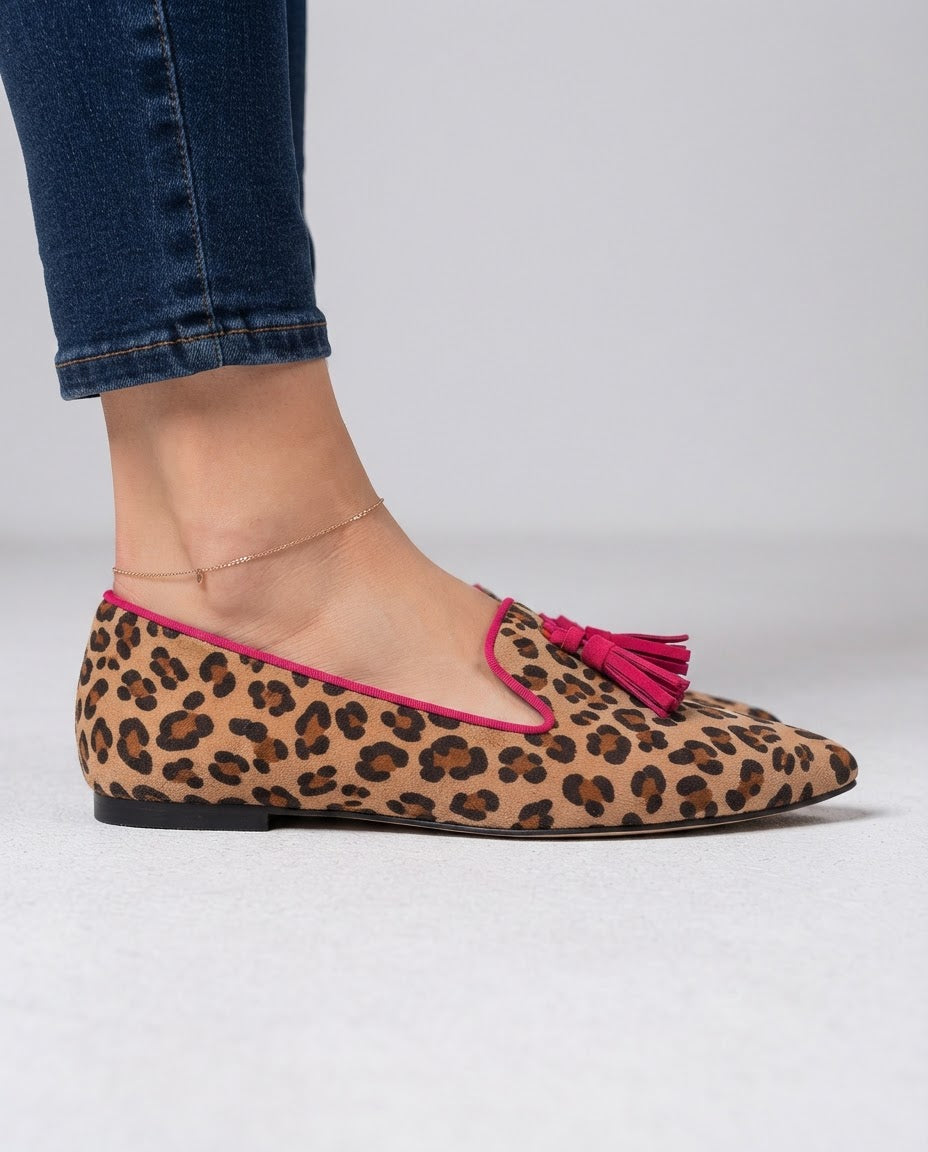 Ginevra Mocassin — Imprimé Léopard en Daim, Glands Fuchsia