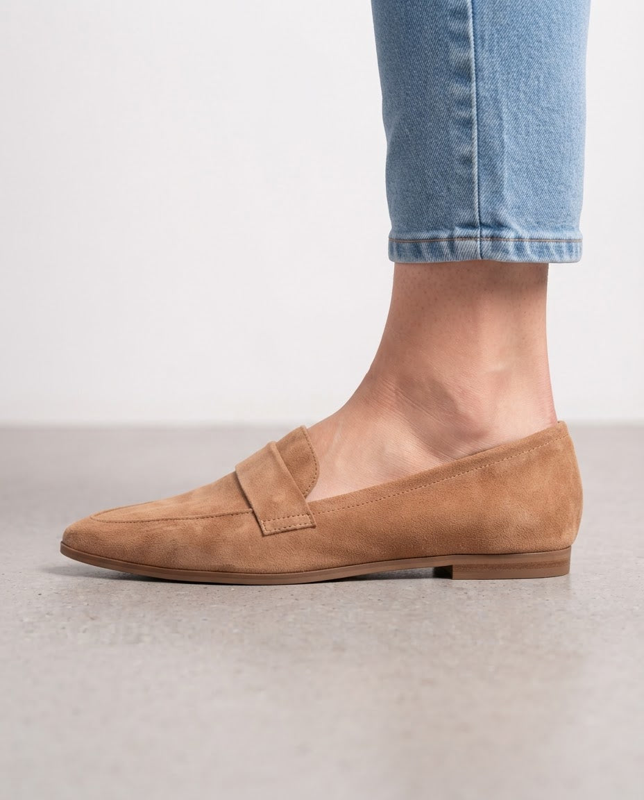 Mocassin pointu à bride sur le cou-de-pied