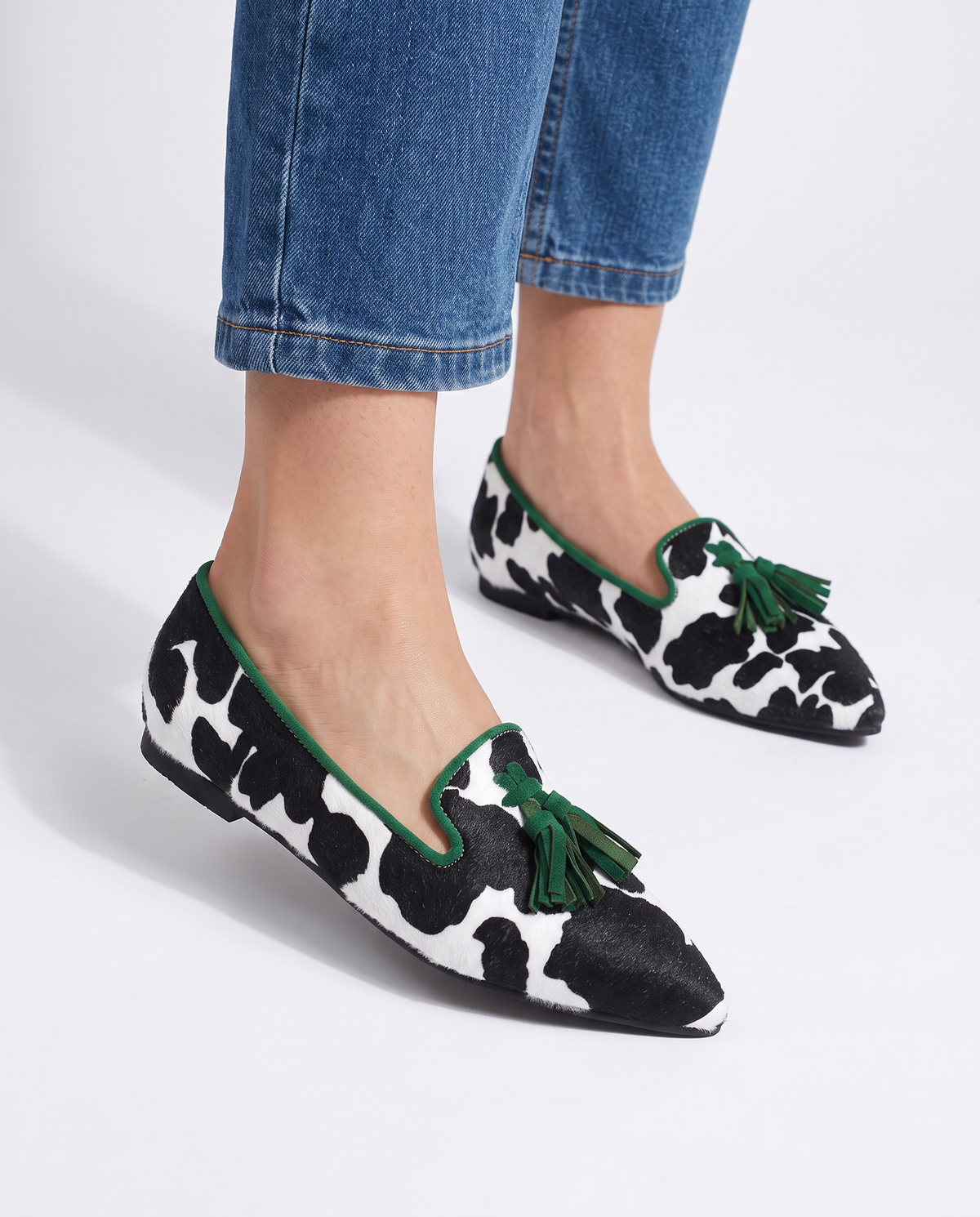Ginevra Mocassin — Imprimé vache noir et blanc, glands verts