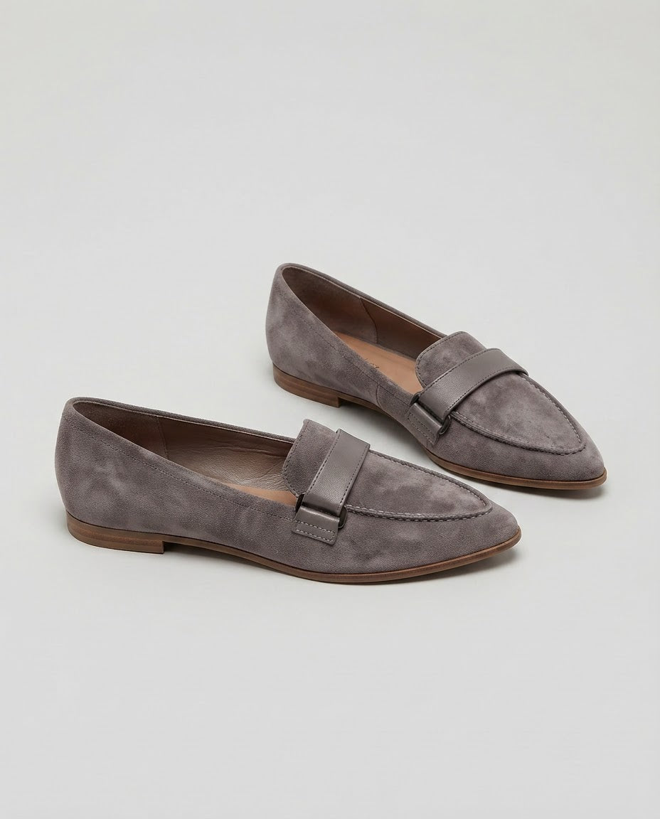 Mocassin pointu à bride sur le cou-de-pied