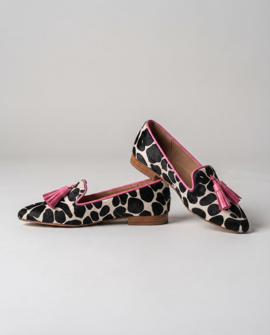 Ginevra Mocassins — Imprimé vache noir et blanc, pompons roses